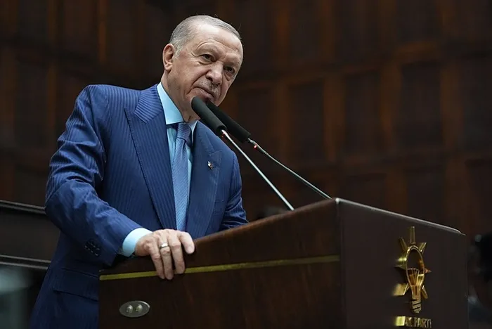 baskan-erdogandan-chpli-belediyelerdeki-yolsuzluk-skandalina-tepki-yuz-yillik-halk-partisi-harac-partisi-oldu-1752055291278.jpeg Başkan Erdoğan, CHP'nin erken seçim çağrılarına yanıt verirken ʺSeçim 2028'de olacak.ʺ dedi. (AA)