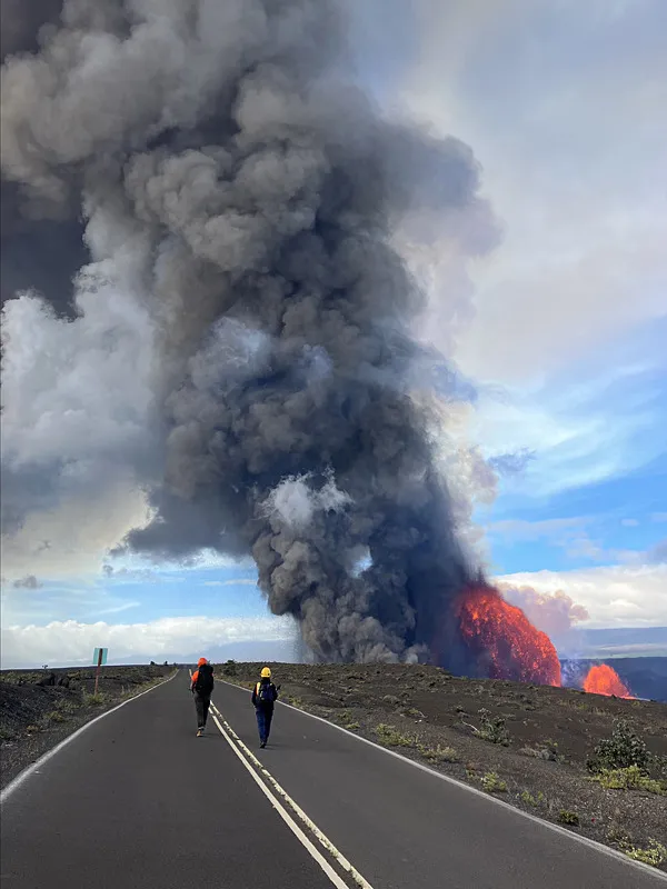 yer-altindan-gelen-38inci-ates-kilauea-patlamalari-zinciri-suruyor-1765251430017.jpg ABD Jeolojik Araştırmalar Merkezi (USGS) Hawaii Volkan Gözlemevi bilim insanlarından oluşan bir ekip, Kilauea yanardağı yakınlarında gözlem yaptı. (AA)