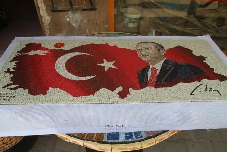11 bin adet mozaik taşı ile Türk Bayrağı ve Cumhurbaşkanı Erdoğan’ın resmini yaptı