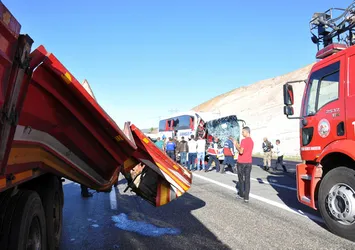 Elazığ'da otobüsle TIR çarpıştı: 2 ölü, 30 yaralı