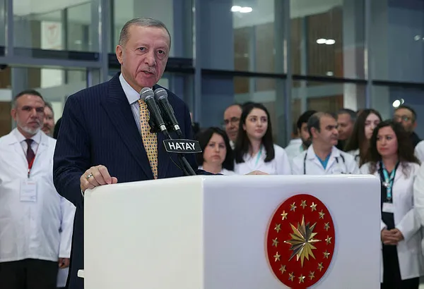 baskan-erdogan-hatay-egitim-ve-arastirma-hastanesi-ile-iskenderun-devlet-hastanesi-acilisinda-aciklamalarda-bu-1706979636708.jpg Başkan Erdoğan, Hatay Eğitim ve Araştırma Hastanesi ile İskenderun Devlet Hastanesi açılışında açıklamalarda bulundu - 5