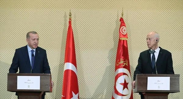 baskan-erdogandan-kritik-temas-tunus-cumhurbaskani-ile-gorustu-1627930842923.jpg Başkan Erdoğan'dan kritik temas: Tunus Cumhurbaşkanı ile görüştü - 2