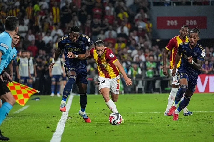 goztepe-fenerbahce-maci-sonrasi-hakemlere-yogun-elestiri-sahaya-girmeyi-hak-etmiyor-1755414081815.jpeg Spor yazarları kararları nedeniyle Jose Mourinho'yu eleştirdi (AA)