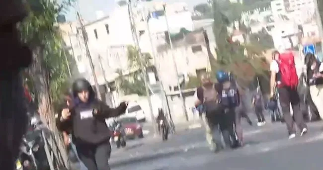 Kudüs’te kritik Cuma: İsrail namaz sonrası Müslümanlara gaz bombası attı! A Haber Mescid-i Aksa'da - 6
