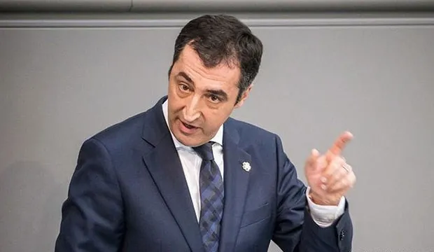 Cem Özdemir'e büyük şok! İhraç edildi - 1