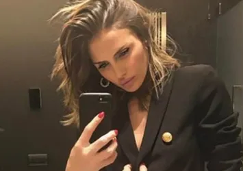 Emina Jahovic uçakta hostese fal baktırdı