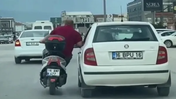 tehlikeli-yolculuk-trafikte-canini-hice-saydi-1656394125238.jpg Tehlikeli yolculuk! Trafikte canını hiçe saydı - 1