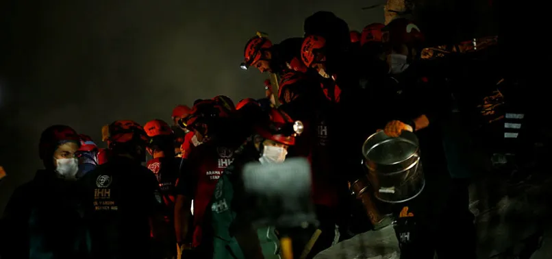 Son dakika: İzmir depreminde enkaz altında kalan 62 yaşındaki Emine Eren kurtarıldı