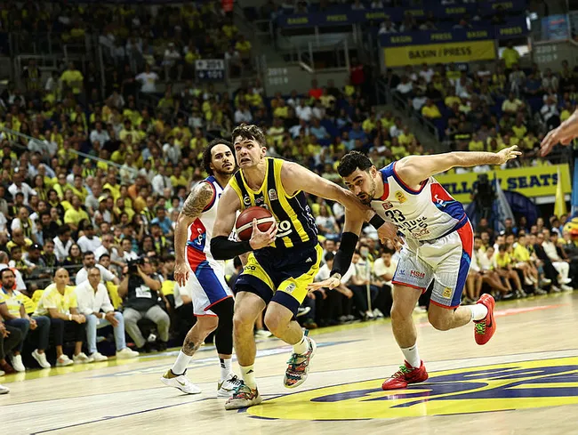 Potada şampiyon Fenerbahçe! Kanarya Anadolu Efes’i 3-1 mağlup etti