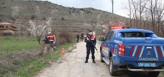 Sivas’ta karantina altındaki köye jandarma, vatandaşın talebi üzerine traktörle saman götürdü