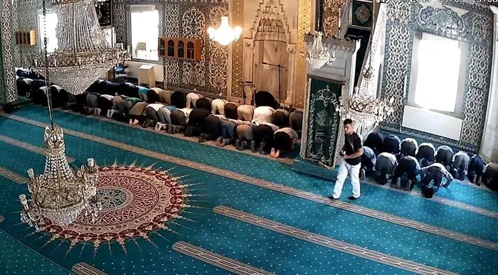Namazın ilk rekatını kılıp hırsızlık yaptı! - 1