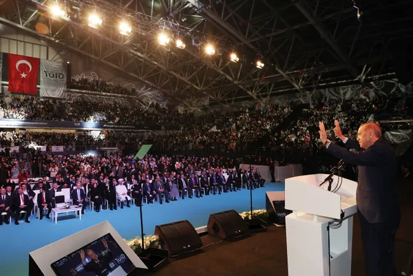 baskan-erdogan-ingilizce-ogretmeni-ile-anisini-anlatti-salonda-alkis-tufani-koptu-bizim-nereye-varacagimizin-f-1672423266584.jpg Başkan Erdoğan İngilizce öğretmeni ile anısını anlattı! Salonda alkış tufanı koptu: "Bizim nereye varacağımızın farkında değildi" - 1