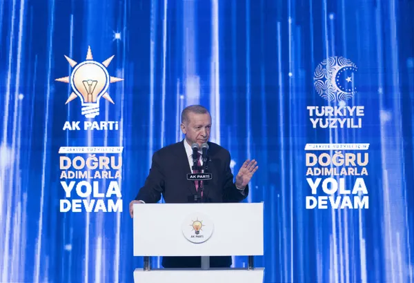 Başkan Erdoğan’dan milyonlar için peş peşe müjdeler! Evlenecek gençler dikkat: Faizsiz 2 yıl geri ödemesiz kredi! Kadınlara erken emeklilik düzenlemesi