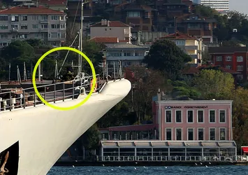 Rus savaş gemisi İstanbul Boğazı'ndan geçti! Siper alan asker detayı