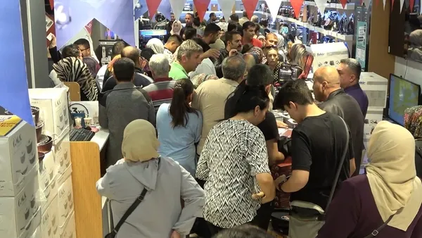 kirikkalede-indirim-izdihami-gece-yarisi-siraya-girdiler-battaniye-altinda-beklediler-1664018389165.jpg Kırıkkale’de indirim izdihamı! Gece yarısı sıraya girdiler battaniye altında beklediler - 2