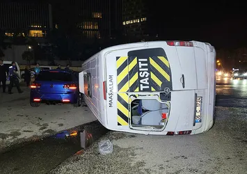 Ankara'da personel servisi ile otomobilin çarpıştığı kazada 3 kişi yaralandı