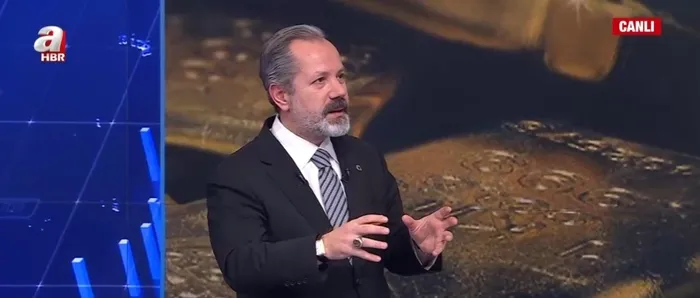 berat-albayrak-doneminde-yurda-getirilmisti-uzman-isim-a-haberde-acikladi-turkiye-altin-rezervlerinde-yukselis-1766172637046.jpg A Haber’e konuşan altın ve piyasalar uzmanı İslam Memiş, Türkiye’nin altın rezervlerindeki yükselişin, Berat Albayrak döneminde atılan stratejik adımların sonucu olduğunu söyledi (Ahaber.com.tr-ekran görüntüsü)