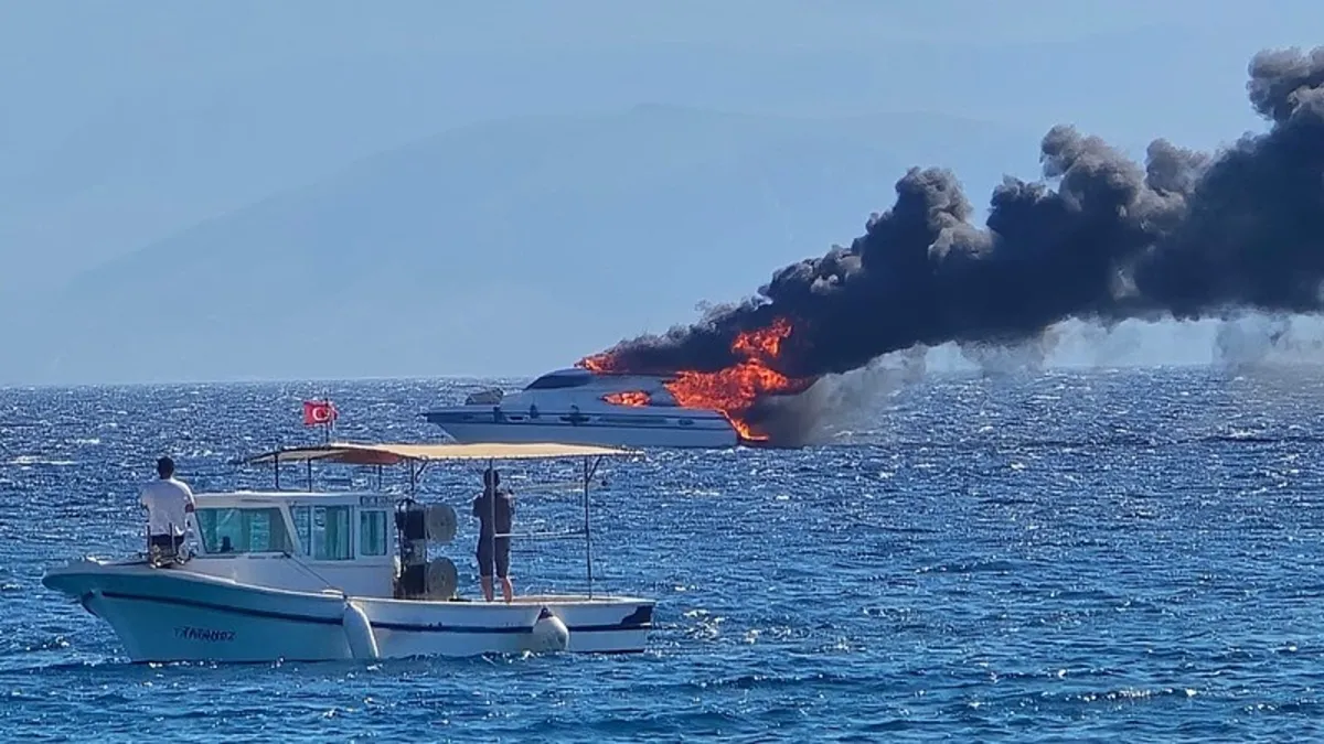 İzmir'de korku dolu anlar! Lüks tekne alevler içinde kaldı