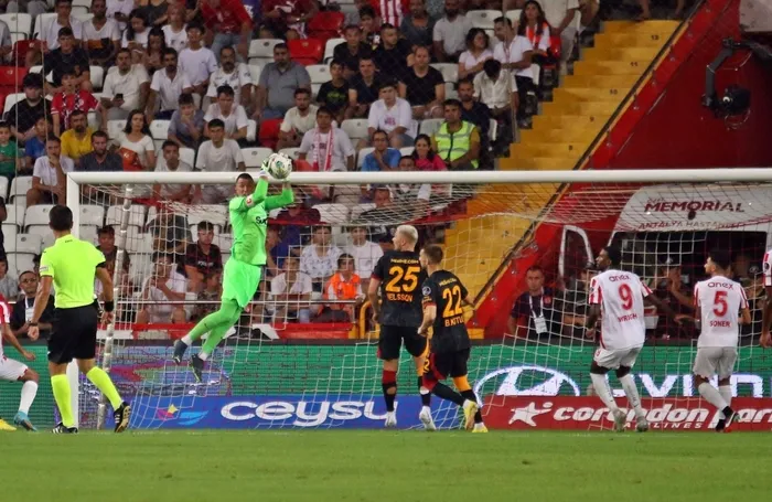 antalyaspor-galatasaray-canli-anlatim-direkten-donen-top-kacan-penalti-1659903581327.jpg Antalyaspor - Galatasaray: 0-1 (MAÇ SONUCU ÖZET) | Gomis 90'da attı... - 7