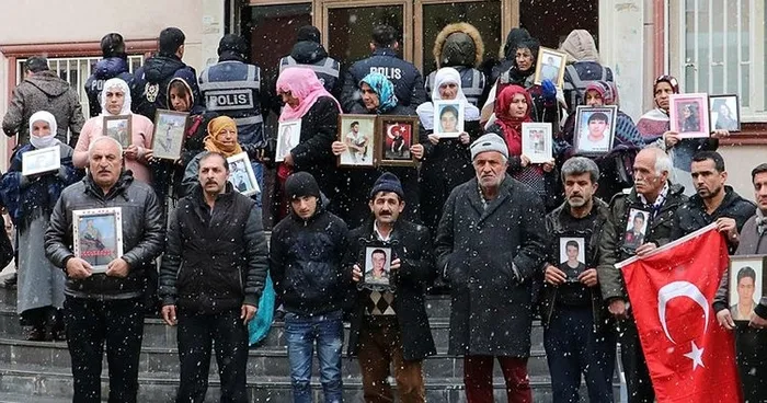HDP'lilerden Diyarbakır'da evlat nöbeti tutan ailelere provokasyon - 1