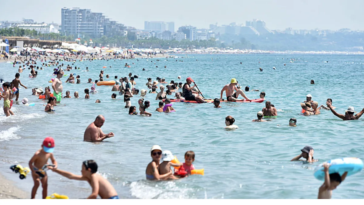 Antalya'da yüksek nem ve sıcaktan bunalanlar sahilleri doldurdu