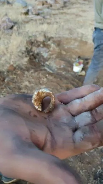 Kazı çalışmasında içi altın sikke dolu küp buldular - 2