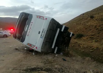 Kayseri'de korkunç kaza! İstanbul'a geziye giden midibüs şarampole yuvarlandı 19 kişi yaralandı