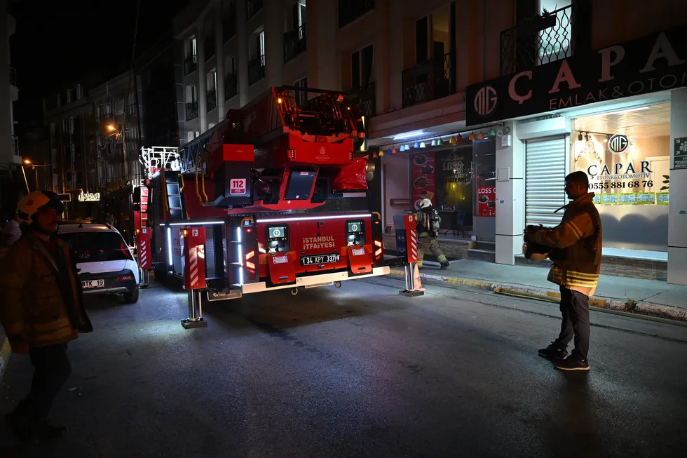 Esenyurt'ta otel yangını! Yoğun duman paniği: Mahsur kalan vatandaşlar itfaiye ekiplerince kurtarıldı - 3