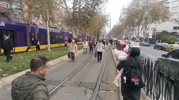 istanbullunun-cilesi-bitmiyor-bu-kez-de-ray-yerinden-cikti-vatandaslar-tramvay-yolunda-yurudu-1670425231855.jpg İstanbullunun çilesi bitmiyor! Bu kez de ray yerinden çıktı: Vatandaşlar tramvay yolunda yürüdü - 2