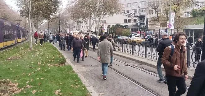 İstanbullunun çilesi bitmiyor! Bu kez de ray yerinden çıktı: Vatandaşlar tramvay yolunda yürüdü