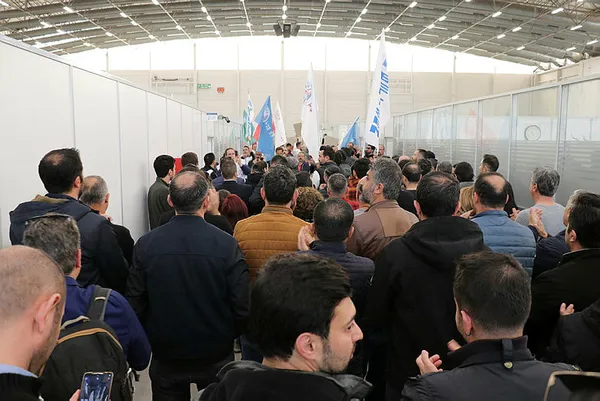 chpli-izmir-buyuksehir-belediyesi-calisanlari-oturma-eylemi-yapti-1681320906985.jpg CHP'li İzmir Büyükşehir Belediyesi'nde çalışanlar isyan bayrağı açtı - 2