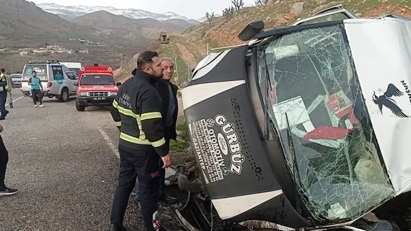 siirtte-ogrenci-minibusu-devrildi-1-olu-6-yarali-1711734356974.jpg Siirt'te öğrenci minibüsü devrildi: 1 ölü, 6 yaralı - 1
