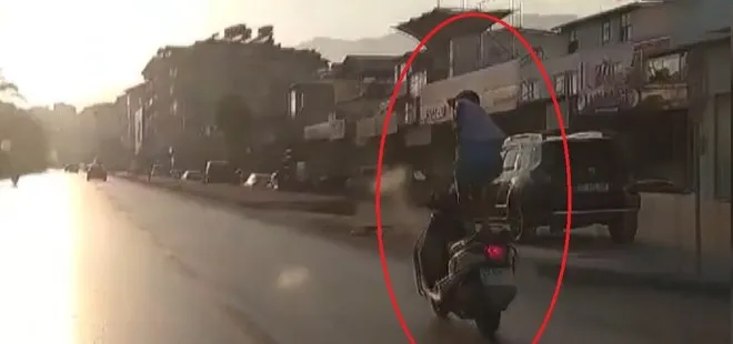 Seyir halindeki motosikletin üzerinde ayağa kalkıp ölüme meydan okudu |Video