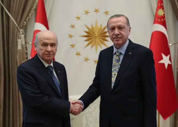 devlet-bahceliden-ak-partiye-2023-cicek-ve-21-gullu-celenk-1660591512811.jpg Devlet Bahçeli'den AK Parti'ye 2023 çiçek ve 21 güllü çelenk - 1