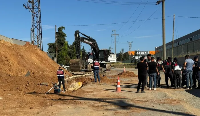 tekirdagda-altyapi-calismasinda-dehset-veren-toprak-kaymasi-1-olu-2-yarali-1721063847746.jpg Tekirdağ'da altyapı çalışmasında dehşet veren toprak kayması: 1 ölü 2 yaralı - 2