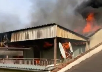 Bursa'da binada yangın paniği! Çatı katından alevler yükseldi