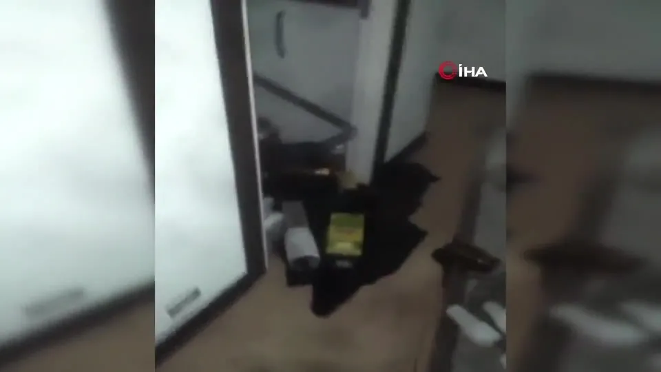 DEPREM sonrası VİDEO çekerken ev üstüne böyle yıkıldı! Dehşet anları kamerada