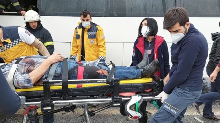 Son dakika: Tekirdağ'da korkunç kaza! Servis midibüsü ile otomobil çarpıştı: Karı koca öldü, 15 yaralı - 5