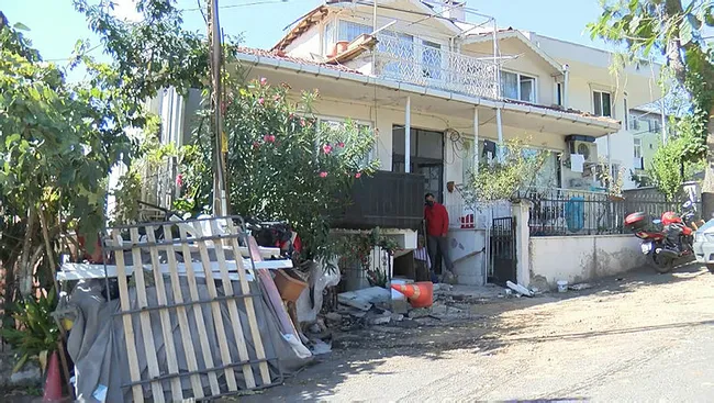 İstanbul'da eşinin baba evini basan koca arabayla bahçe duvarına zarar verdi - 5