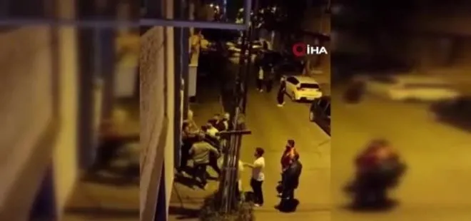 İstanbul Bağcılar’da sokak ortasında aile arasında silahlı ve sopalı kavga kamerada