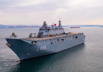 LHD ANADOLU'ya Türk bayrağı çekildi