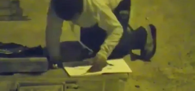 Bahreynli iş adamı, sokak lambasında ders çalışan çocuğa ev bağışladı