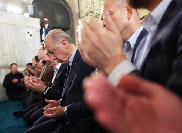Başkan Erdoğan akşam namazını Ayasofya Camii'nde eda etti! Vatandaşlardan yoğun ilgi...