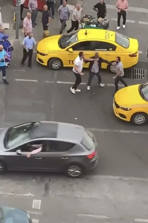 1691648642960.jpg İstanbul'da taksici krizi: Taksimetre pazarlığında kavga - 2