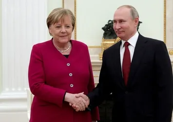 Putin ve Merkel'den kritik Libya zirvesi