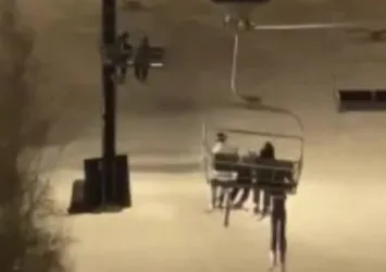 Kayakçı havada asılı kaldı