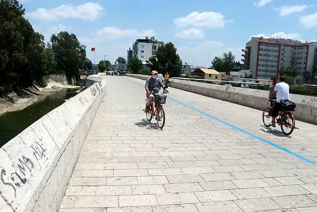 Adana'da tarihe saygısızlık! 16 asırlık köprüye yine sprey boyayla yazı yazdılar - 1
