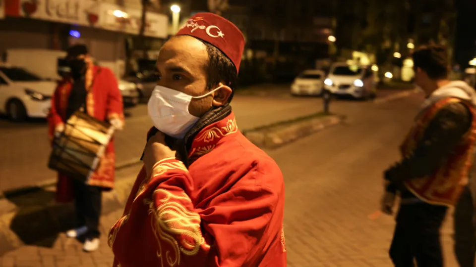 Davulcular sokakları inletti! Koronavirüs Ramazan manilerinin konusu oldu