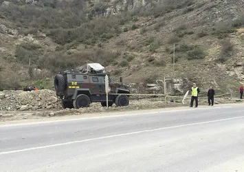 Maçka'da polis aracı dereye uçtu