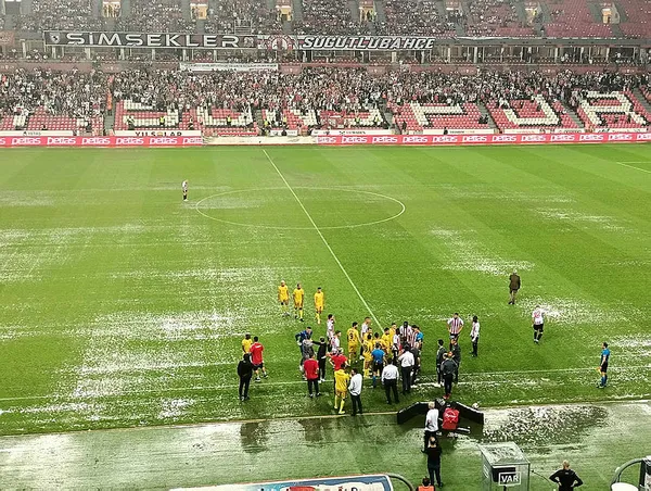 super-lig-macinda-saganak-engeli-samsunspor-istanbulspor-maci-12dakikada-durmak-zorunda-kaldi-1693759576392.jpg Süper Lig maçında sağanak engeli! Samsunspor-İstanbulspor maçı 12.dakikada durmak zorunda kaldı - 1